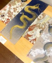 (FI/EN) Tervetuloa Lapinlahden Lähteen KANAU Japan Festival -viikolle! Omenapuutalosta löydät joka päivä klo 11-17 upean myyntinäyttelyn ja kiehtovia työpajoja, joissa voit taituroida itsellesi muun muassa oman lohikäärmeteoksen. Pe-su 10.–12.7. myös japanilaisia tansseja ja muita esityksiä. Vapaa pääsy (pajoissa materiaalimaksu)! Järjestäjä: Japan Cross Bridge & Pro Lapinlahti mielenterveysseura ry. #KaikkienLapinlahti
Welcome to the Lapinlahden Lähde KANAU Japan Festival Week! At Omenapuutalo (Apple Tree House), you’ll find every day at 11-17 a wonderful sales exhibition and fascinating workshops where you can create your own dragon artwork, among other things. Fri–Sun, July 10–12, there will also be Japanese dances and other performances. Free admission (materials fee applies for workshops)! Organized by: Japan Cross Bridge & Pro Lapinlahti Mental Health Association.
