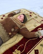 Elokuvanäytös keskiviikkona 08.04
kl. 17:30 - 19:00! Nainen, jolle puu puhui (2024, 37min.) kertoo eteläsavolaisesta metsuri ja metsänhoitaja Mirja Nylanderista, jonka elämän Muonion Pakasaivossa kasvava petäjä muutti lopullisesti.
Umpeenkasvanut polku metsään aukesi uudestaan, ja Mirja kehitti puulta saamansa ohjeen mukaan puuhengitysmetodin ja metsäkellintää. Elokuvaa on kuvattu myös Ilomantsin Karhufestivaaleilla kesällä 2022.
Elokuva sai ensi-iltansa 30.11.2024 Arthouse Niagarassa Tampereella, ja 5.12.2024 Punkaharjulla Suomen Metsämuseo Lustossa. Se nähtiin myös Arthouse Kino Kuvakukossa Kuopiossa.
Elokuvasta nähdään suomeksi tekstitetty versio, ja esityksen jälkeen on mahdollista jäädä keskustelemaan elokuvan teemoista. Ohjaaja Anne Välinoro juontaa keskustelun.
Vapaa pääsy.
Vapaaehtoinen käsiohjelmamaksu.
Lämpimästi tervetuloa! 💜