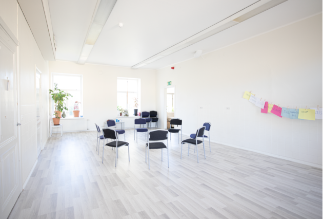 Kuvassa on Wanha labra, etualla on tuoleja ympyrässä.