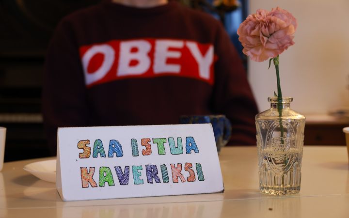 Kuvassa lappu jossa kerrotaan että saa istua kaveriksi.