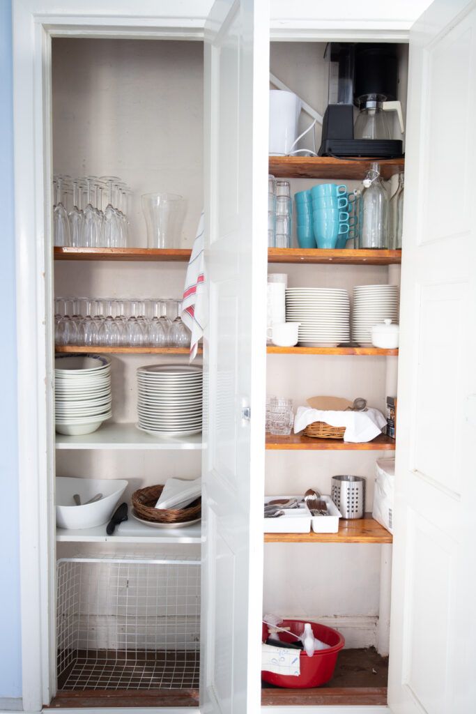 Kuvassa on Sinisen huoneen astiakomeron hyllyjen astioita.