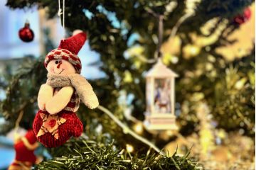 Joulukuusessa oleva lumiukkokoriste