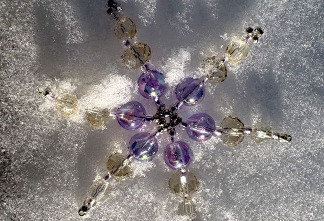 Helmistä tehty lumitähti.