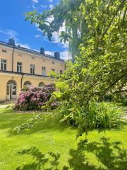 Kaunista juhannusta kaikille! 🌳🇫🇮
La–su 20.–21.6. Lapinlahden Lähde on kiinni, juhannusaattona 19.6. kahvila, Mental Museum ja taidenäyttelyt ovat avoinna klo 14.30 asti. Tervetuloa jälleen maanantaina 22.6. kesäiseen Lapinlahteen!
 
☕️Café Metsäpaahtimo on avoinna juhannuksenakin, ja juhannussaunaan pääsee pe 19.6. klo 13–17 ja la 20.6. klo 13–17. 🛀
 
Keskikesän kuvan on ottanut Risto Ruuth.