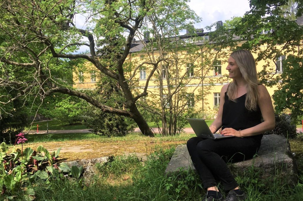 Ihmisiä Lähteellä Suvi