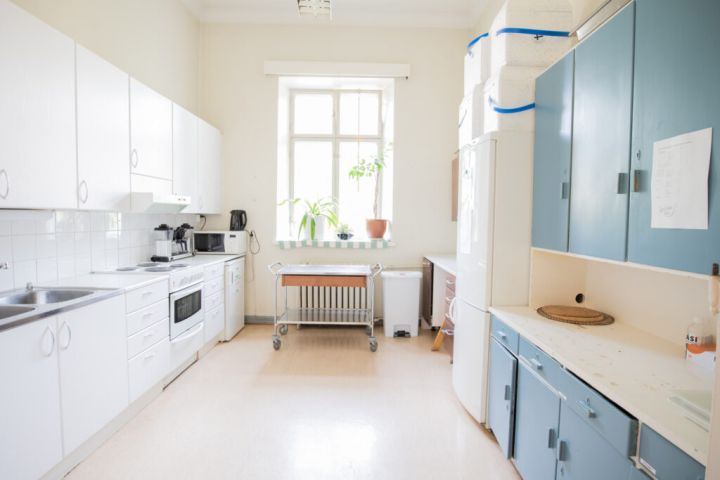 Kuvassa on Aleksis Kiven juhlatilan keittiö.