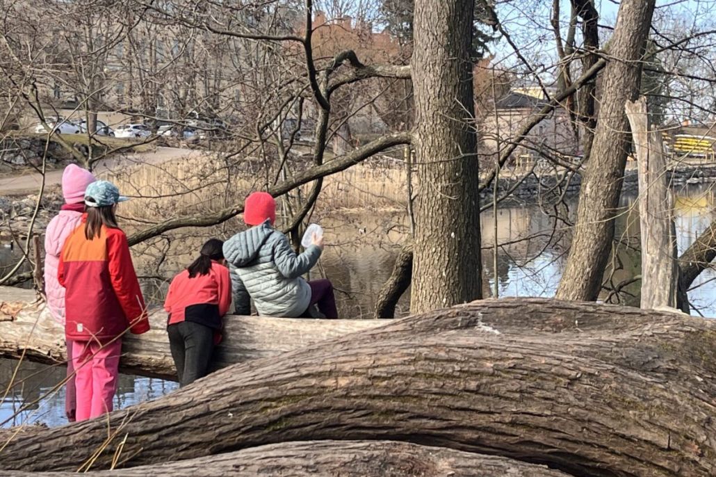 Lapsia katselemassa merta