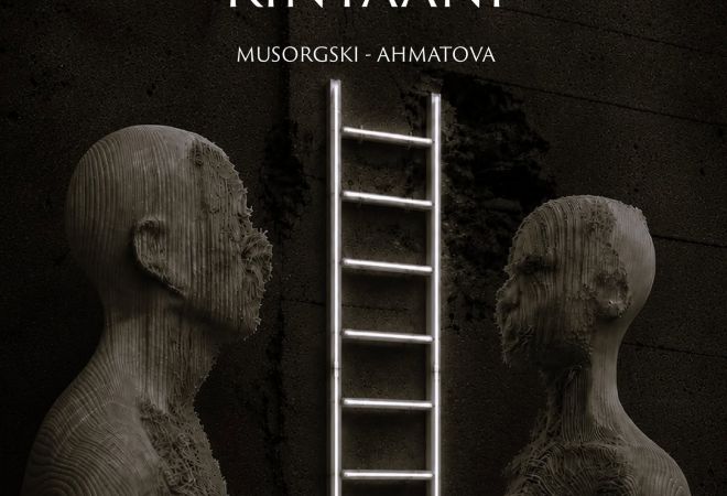 Kuva on esityksen mainoskuva, jossa on tekstiä tapahtumasta, tikapuut ja kaksi kivistä miehen rintakuvaa.