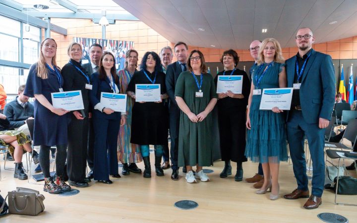 Kuvassa tämän vuoden Euroopan kansalaisyhteiskuntapalkinnon voittajat.