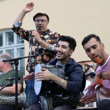 Kuvassa on Me Jam Festivalin esiintyjiä lavalla Lapinlahdessa 2023