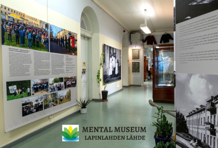 Kuvassa Mental Museum Lapinlahden Lähteen käytävä, infotauluja, kuvia museon historiasta.