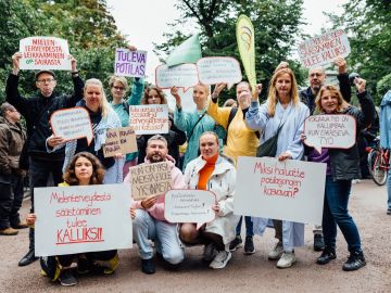 Ihmisiä mielenosoituksessa