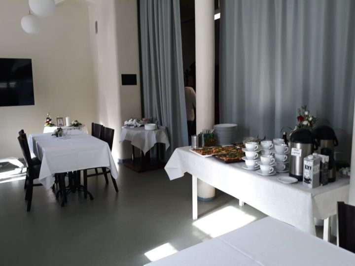 Kuvassa on katettuja pöytiä.