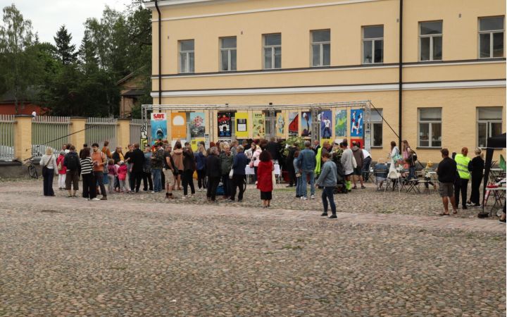 Save Lapinlahti with a Poster -näyttelyn avajaisten yleisöä - Jukka Leppikangas