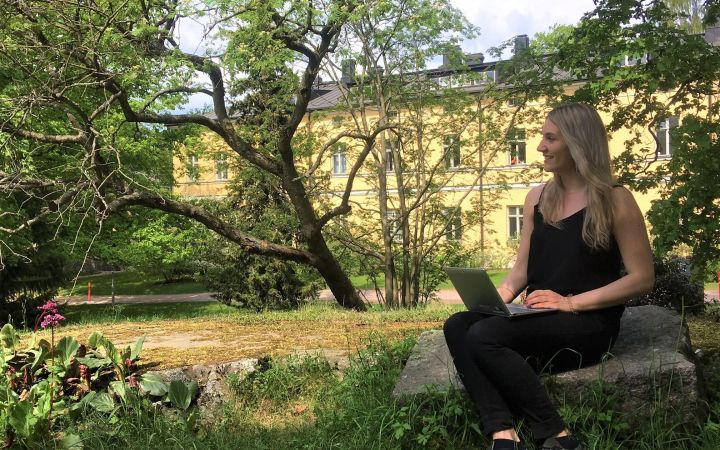 Ihmisiä Lähteellä Suvi