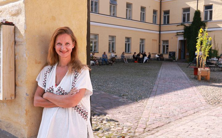 Kuvassa nainen Lapinlahden Lähteen pihalla.