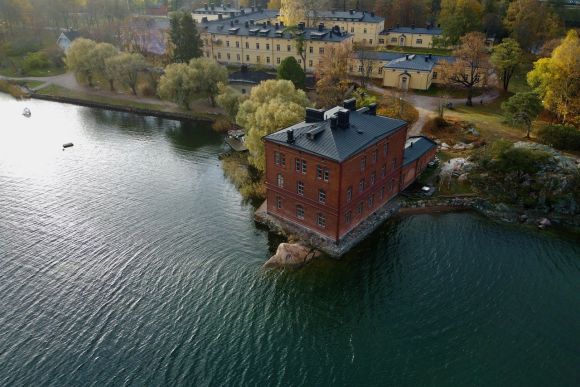 Ilmakuva veden yltä Venetsia-tiilitalosta ja Lapinlahden alueesta.
