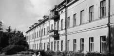 Kuvassa on Lapinlahden sairaala eteläinen seinusta 1950-luvulla.