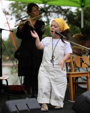 Loppukesä saapuu hiljalleen Lapinlahteen, mutta kesätapahtumia tulee vielä! Elokuu käynnistyi puistokirppiksellä ja Music Heals Festivalilla hienossa kesäsäässä lauantaina. Toivottavasti löysitte kirppikseltä aarteita! Niiden etsintää voi jatkaa tulevana sunnuntaina 9.8., jolloin järjestämme seuraavan puistokirppiksen klo 11–16. Tervetuloa!
Kirppiksen jälkeen Music Heals Festival toi improvisoitua musiikkia ja tanssia Omenapuutalon lavalle. Tunnelmallisen illan aikana kuulimme vivahteikkaita säveliä ja melodioita eri puolilta maailmaa. Niitä meille toivat
Aizhan Sultan
Appeal Paudel
Beatričé Mažíntaíté
Gáddjá Haarla Pieski
Hamidreza Keshvarpajuh
Humphrey Mubba
Iida-Vilhelmiina Sinivalo
Ilmari Heikinheimo
Jaakko Arola
Jussi Reijonen
Livia Schweizer
Melisa Yildirim
Natalia Castrillón
Paul Elias
Pontus Linder
Sebastian Castrillón
Tuure Kaukua
Ville Syrjäläinen
Suuret kiitokset heille, järjestäjille, Kulttuuriyhdistämö Interkultille ja yleisölle tapahtumasta!
#MusicHealsFestival #kaikkienlapinlahti