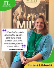Ihmisiä Lähteellä -sarjassa tutustumme MIITTIn koordinaattoriin Nadia El-Radhiin. Hän saapui Suomeen 1990-luvun lopulla. Lapsuutensa Nadia asui Lähi-idässä, ja Suomeen hän muutti Englannista. Hänellä on lähes 30 vuoden kokemus työskentelystä erilaisissa hankkeissa ja järjestöissä muun muassa maahan muuttaneiden ja turvapaikanhakijoiden parissa.
Lapinlahteen Nadia löysi tiensä kesällä 2025 työhaastattelun myötä, kun Pro Lapinlahti mielenterveysseuran MIITTI-toimintaan haettiin uutta toimintakoordinaattoria. Nadia ei ollut ennen työhaastattelua käynyt Lapinlahdessa. Hän kertoo hämmästelleensä, miten voi olla mahdollista, ettei hän tiennyt Lapinlahden Lähteestä.
”Kävelin tuolta Kampista tänne pääportille ja olin, että wow, mikä paikka! Olisi kyllä mahtavaa päästä tänne töihin.”
”Kiertelin päärakennuksessa, Mental Museumissa ja puutarhan puolella. Kun näin viljelypalstat, ajattelin, että Lapinlahti on tosi monipuolinen. Se avautui ihan uudella tavalla. Näin ihmisiä istuskelemassa kahvilassa, ja ilmapiiri oli kutsuva ja avoin. Olin hyvin vaikuttunut.”
Nadian tehtävä MIITTIssä on koordinoida toimintaa: hän tekee yhteistyötä eri työpajojen ja tapahtumien järjestäjien kanssa, sopii käytännön järjestelyistä ja varmistaa, että kaikilla on edellytykset toteuttaa toimintaansa.
Nadia nauttii työstään ja pitää sitä merkityksellisenä:
”Olen mielestäni hyvin sosiaalinen ja nautin ihmisten kanssa olemisesta, ja se on yksi syy, miksi hain tähän työhön. Haluan olla ihmisten kanssa tekemisissä ja teen työtä täydellä sydämellä”.
Lue koko haastattelu Lapinlahden Lähteen verkkosivuilta ja osallistu MIITTIn pienkeräykseen, jolla kerätään varoja MIITTIn toiminnan tueksi tulevaisuudessakin!