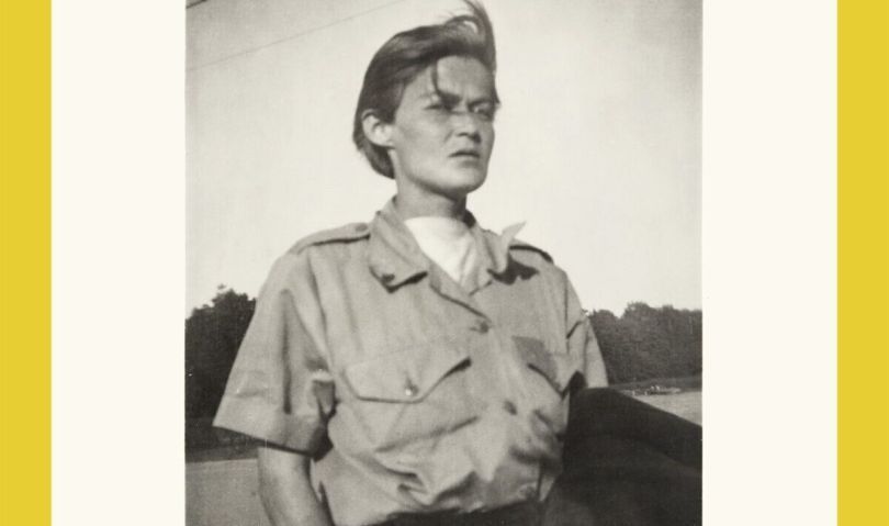 Mustavalkoinen kuva naisesta valkoisella ja keltaisella taustalla.