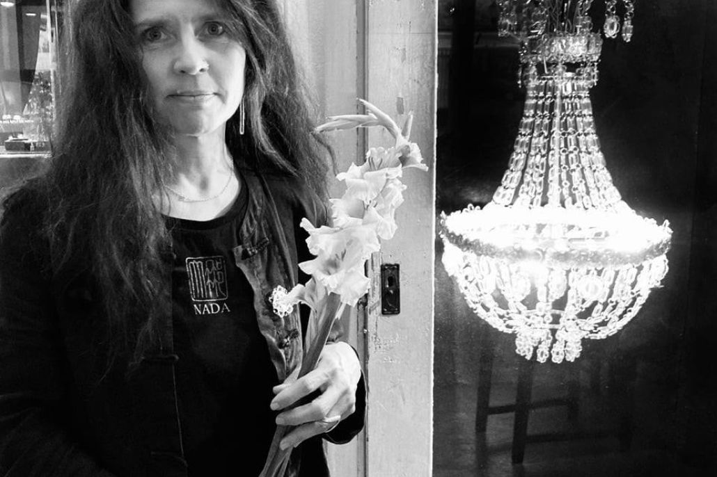 ihmisia lähteellä Kuvataiteilija Cia Karlsson