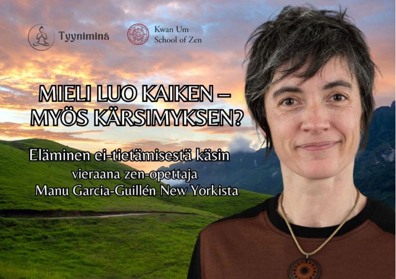 Nainen hymyilee vihreällä niityllä auringonlaskun aikaan.