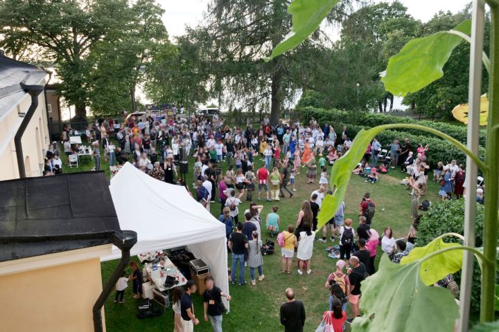 Lapinlahden Lähteen puutarhapiha juhla