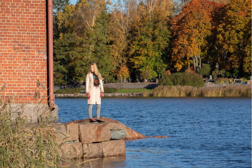 Kuvassa nainen laiturilla Lapinlahdessa. Ihmisiä Lähteellä: Siru Valleala