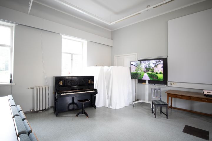 Kuvassa on auditorion piano ja televisio.