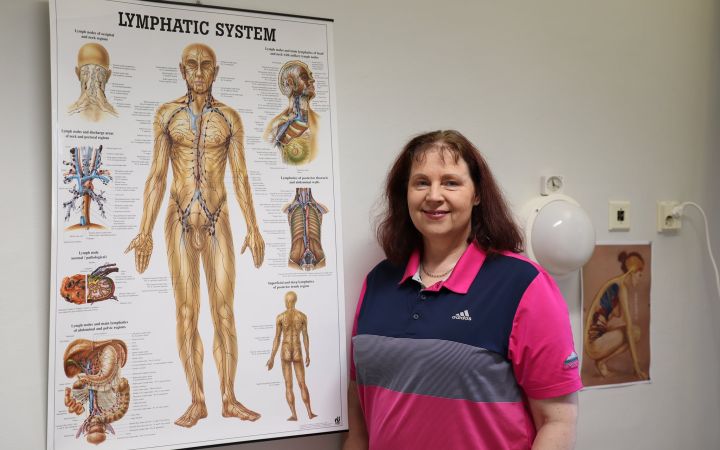 Ihmisiä Lähteellä osteopaatti Anneli Talvitie