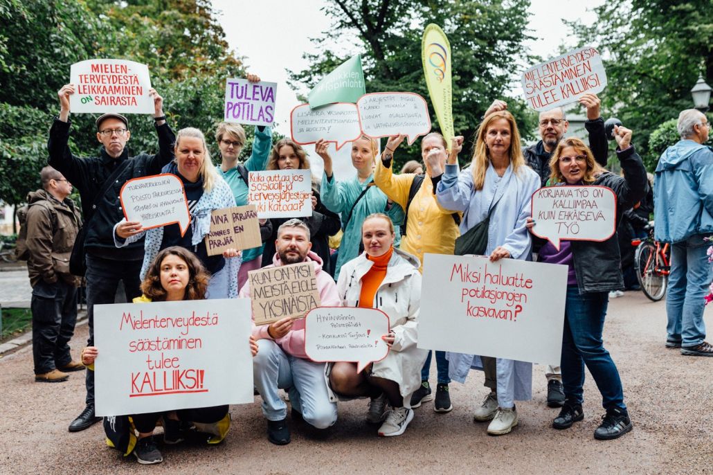 Ihmisiä mielenosoituksessa