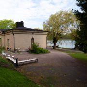 Saunarakennus kesällä