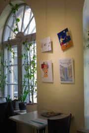 Lapinlahden Käytävägalleriassa on esillä Espoo International Schoolin 5.–9.-luokkalaisten taidenäyttely, tervetuloa tutustumaan vielä tänään ja huomenna! Viime viikon Mental Health Art Weekiin liittyvä näyttely on osa koulun Global Citizenship Schools -ohjelmaa, jonka teemana on tänä vuonna nuorten hyvinvointi. Osallistumalla Lapinlahden tapahtumaan pyritään aktiivisesti torjumaan mielenterveysongelmiin liittyvää leimautumista.

Kilpailun aiheita olivat:
Tunteet, jotka liittyvät mielenterveysongelmiin ja niihin liittyvään tarpeettomaan leimautumiseen. 
Käsityksiä tasapainoisesta mielenterveydestä.

Tervetuloa!

Avoinna: klo 11–17

In English:

The Lapinlahden Lähde’s Käytävägalleria is hosting an art exhibition by 5th–9th graders from the Espoo International School. Come check it out today and tomorrow! This exhibition, held in conjunction with last week’s Mental Health Art Week, is part of the school’s Global Citizenship Schools program, whose theme this year is youth well-being. Participation in the Lapinlahti event aims to actively combat the stigma associated with mental health issues.

Topics for the competition were:
Feelings related to having mental health issues with unnecessary stigmas.
Personal conceptions of balanced mental health.

Welcome!
Open: 11–17