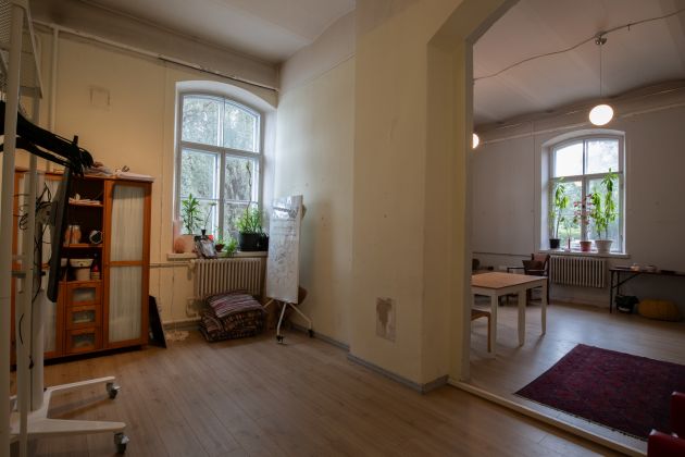 Kuvassa on Venetsia-talon Avoin tila nurkasta kuvattuna.