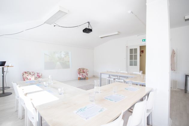 Kuvassa on pöytiä ja tuoleja.