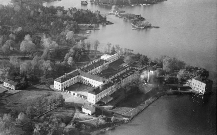 1930 -luku . Lapinlahden sairaala, Lapinniemi. Taustalla ylhäällä saaret: Sulhanen ja Morsian, Pikku Pässi ja Iso Pässi. Kuva: Roos-R /Helsingin Kaupunginmuseo