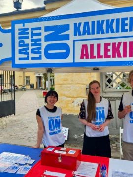 Kolme henkilöä kampanjoimassa kuntalaisaloiteteltalla