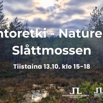 Luontoretki nature trip Slåttmossen info ja logot. Taustakuva on Slåttmossenin suota syksyllä auringonpaisteessa