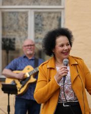 Vietimme viime lauantaina Mental Health Art Week -tapahtumaviikon viimeisen päivän upeassa säässä ja lähes kesäisessä lämmössä. Kuulimme etupihalla Bianca Moralesin ja IMO Trion musiikkia, ja puistossa saattoi tehdä yhden jos toisenkin kirppislöydön. Lisäksi taideterapiaopiskelija Riikka Lehtonen järjesti päärakennuksessa luontoteemaisen maalauspajan.

Mental Health Art Week -tapahtumaviikkomme toi jälleen Lapinlahteen runsaasti nähtävää, kuultavaa ja koettavaa: laulaja Bianca Morales esiintyi Lapinlahdessa mm. New Orleans Stompersin, Arkadics Jazz Orchestran ja IMO Trion kera. Kävimme kevätaamun linturetkellä ja Väkevät sielut -kävelykierroksella tutustumassa Lapinlahden historian merkkihenkilöihin sekä puiston luontoon ja lintuihin. Lisäksi viikon aikana järjestettiin lukuisia mielenkiintoisia työ- ja taidepajoja ja luentoja.

Suuret kiitokset kaikille Mental Health Art Weekin järjestäjille, yhteistyökumppaneille ja osallistujille upeasta viikosta!

#mhaw #kaikkienlapinlahti