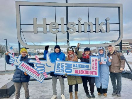 Iloinen kampanjaporukka Oodin edustalla.