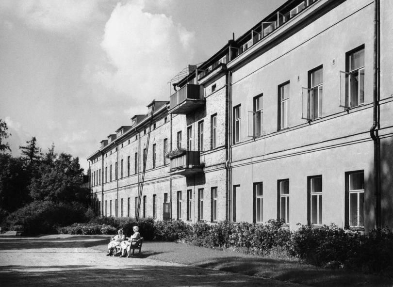 Kuvassa on Lapinlahden sairaala eteläinen seinusta 1950-luvulla.
