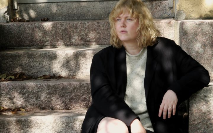 Nuori nainen istuu portailla