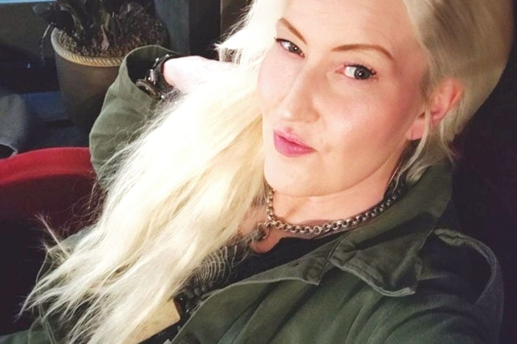 Ihmisia lähteellä Inari Ainio-Kytömäki