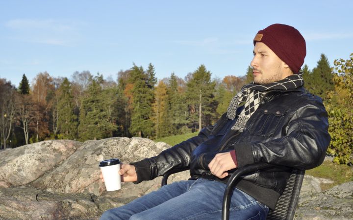 ihmisiä Lähteellä Zaki Azedani, vapaaehtoinen