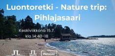Luontoretki nature trip pihlajasaari tapahtuman aika ja logot. Taustakuva Pihlajasaaren rannalta aurinkoisena päivänä, näkyy kimmeltävä merenranta hiekkaa puita pukukoppeja ja kaukana ihmisiä