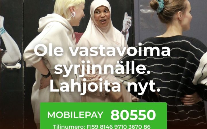 Kuvassa on kolme hymyilevää ihmistä. Kuvassa oleva teksti löytyy blogiuutisen tekstistä.