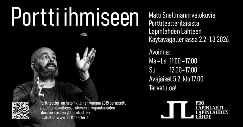 Mustalla taustalla kuva miehestä jolla on käsi ylhäällä.