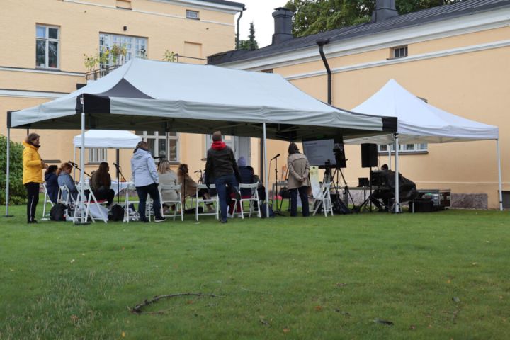 Kuvassa on palaveri katoksen alla puutarhapihalla.