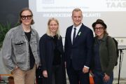 Millainen Lapinlahden tulevaisuuden pitäisi olla? Pohdimme kysymystä maanantaina MIKSI TAAS? -keskustelutilaisuudessa, jossa kerroimme Lapinlahden nykytilanteesta ja uusimmasta yksityistämisehdotuksesta. Keskustelimme tilaisuudessa muun muassa Lapinlahden merkityksestä ja siitä, millaiselle pohjalle Lapinlahden tulevaisuus pitäisi rakentaa. Mitkä arvot määrittävät poliittista päätöksentekoa Helsingissä? Kuullanko Lapinlahden tulevaisuuden suunnitteluun vuosien ajan osallistettuja helsinkiläisiä?
Paneeliin osallistuivat
- Laura Birn, näyttelijä ja Lapinlahden pitkäaikainen tukija
- Silvia Modig, poliitikko ja toimittaja
- Roope Mokka, tulevaisuudentutkija, taiteilija ja kaupunkikehittäjä Demos Helsingistä
- Ville Pellinen, Lapinlahden Lähde Oy:n toimitusjohtaja.
Suuret kiitokset heille ja yleisölle mielenkiintoisesta keskustelusta! Julkaisemme sen kokonaisuudessaan lähitulevaisuudessa Facebook-sivullamme ja Youtube-kanavallamme.
Lisäksi järjestimme Klaus Welpin vaikuttavan Taistelu Lapinlahdesta -dokumenttielokuvan näytöksen ennen keskustelutilaisuutta. Jos haluat nähdä elokuvan, se on katsottavissa ilmaiseksi rajoitetun ajan Vimeossa: https://vimeo.com/1158173177